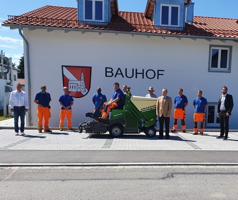 Mehrere Personen vorm Bauhof von Straßkirchen