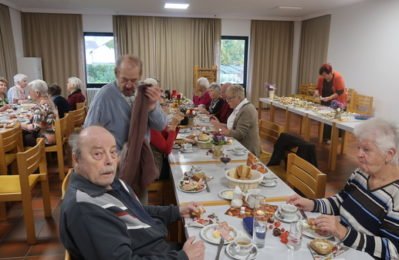 Senioren beim Frühstück