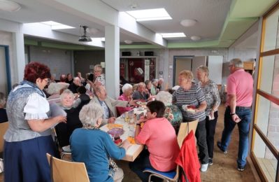 Senioren bei Kaffee und Kuchen