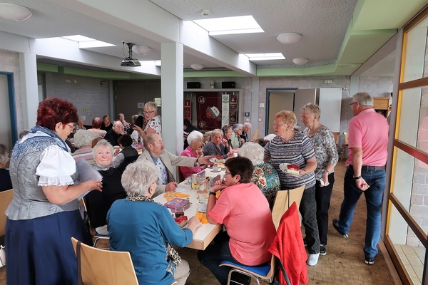 Senioren bei Kaffee und Kuchen