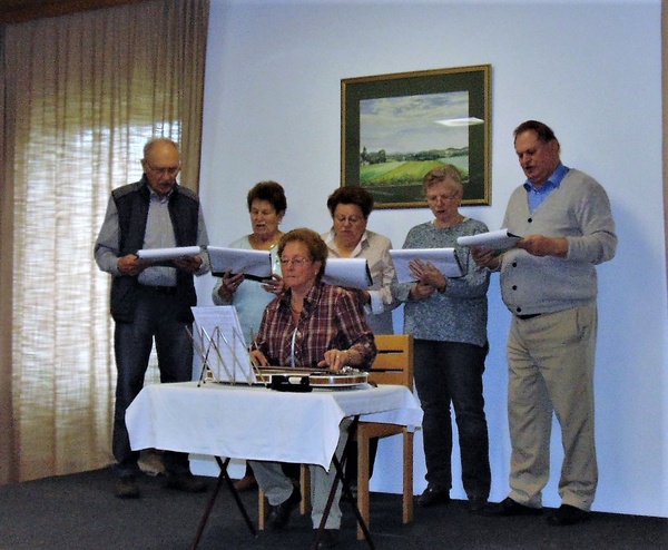 Mittagessen für Senioren mit Musik und Gesang