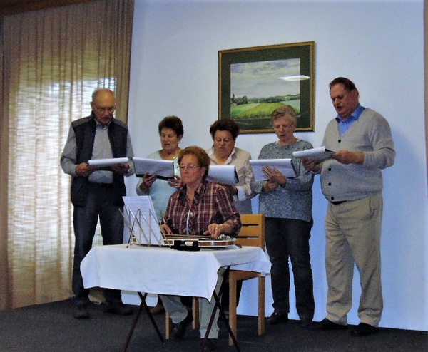 Sophie Steininger auf der Zither wurde gesanglich begleitet von Hans Edenhofner, Traudl Schreiner, Frau Penzkofer, Gisela Lummer und Willi Lorenz. (von links