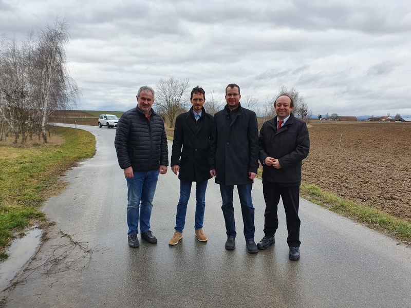 Im Bild von links: Konrad Schmerbeck (3. Bürgermeister der Gemeinde Oberschneiding), Abteilungsleiter Thomas Kortmann (Wasserwirtschaftamt Deggendorf), Sachgebietsleiter Bernd Englmeier (Wasserwirtschaftsamt Deggendorf) und Bürgermeister Christian Hirtreiter