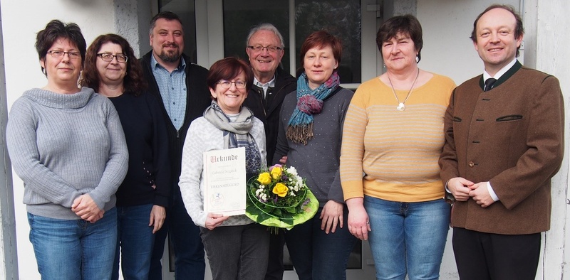 Das neue Ehrenmitglied des Vereins "Schambach Kids" Gabriele Jurgasch (4. v. li.) im Kreis der neu gewählten Vereinsführung mit Bürgermeister Christian Hirtreiter - im Bild von links: Gisela Eckl, Monika Hummel, Vorsitzender Thomas Höcherl, Ehrenmitglied Gabriele Jurgasch, Pfarrer Willlibald Hirsch, Karin Bechteler, Beate Scherm und Bürgermeister Christian Hirtreiter