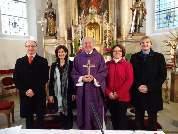 Fünf Personen lächeln, in der Kirche, in die Kamera