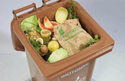 Eine Biotonne mit Biomüll darin