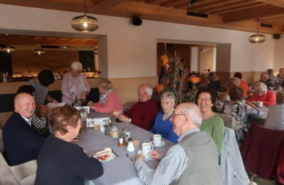 Senioren bei Kaffee und Kuchen