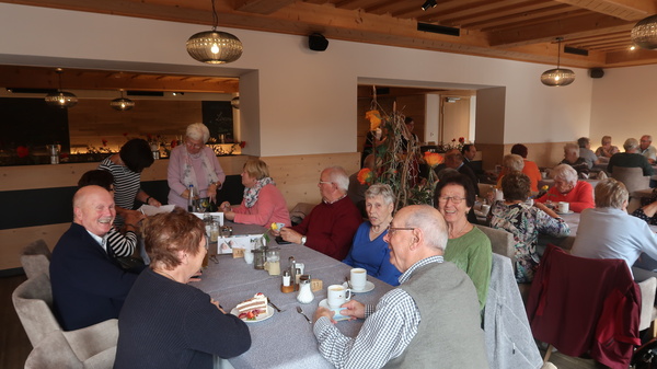 Senioren bei Kaffee und Kuchen