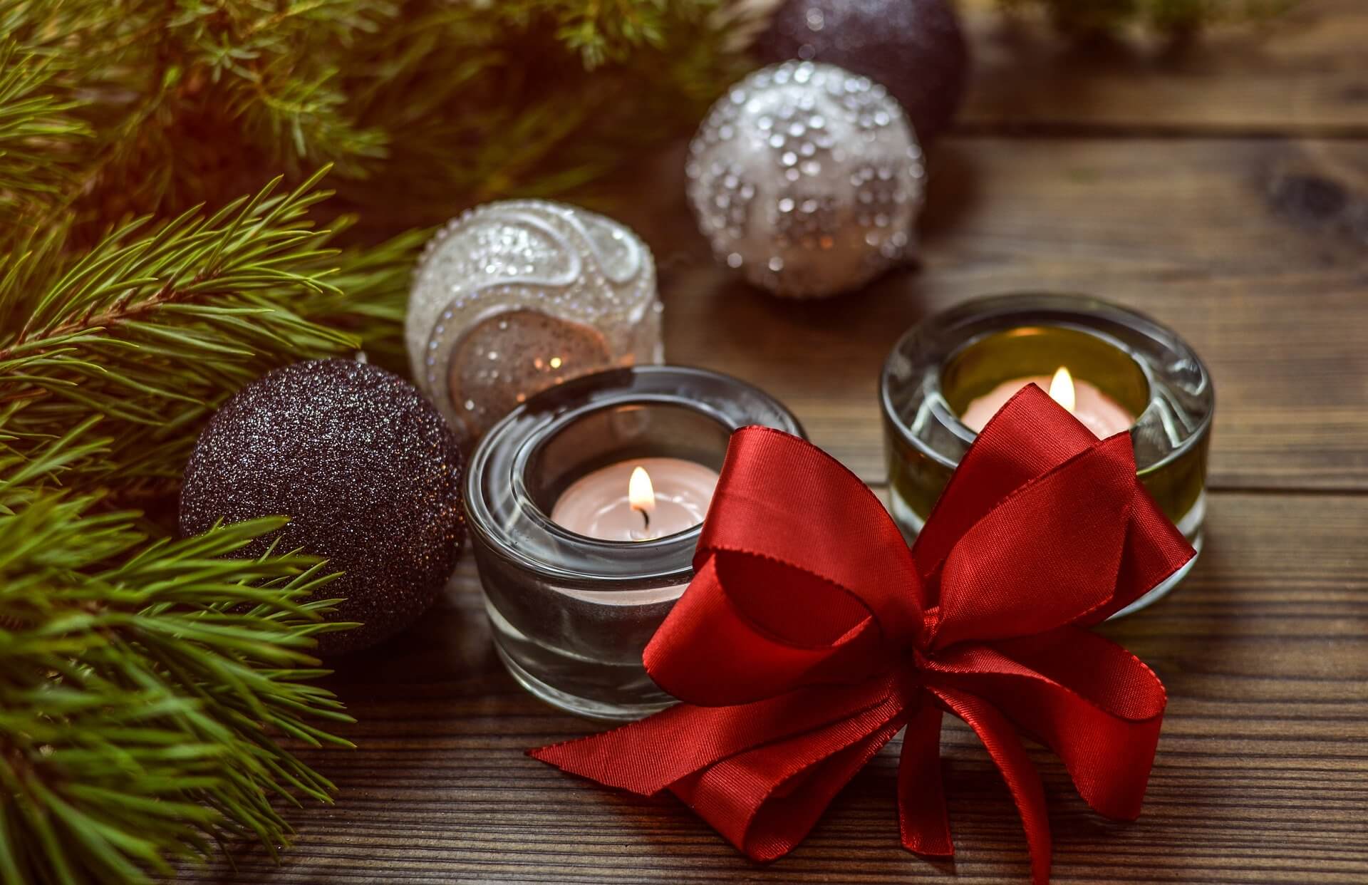 Weihnachtsstimmung: Kerzen mit Tannenzweig und Kugeln