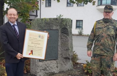 Bürgermeister mit Urkunde in der Hand - rechts Oberstabsfeldwebel Jörg Luther