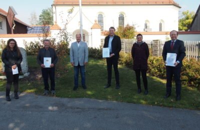 Termin mit Urkundsübergabe am Paitzkofner Dorfplatz