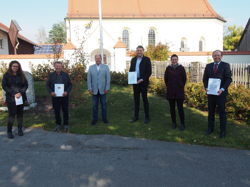 Termin mit Urkundsübergabe am Paitzkofner Dorfplatz