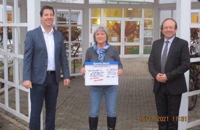 Gruppenfoto bei Scheckübergabe