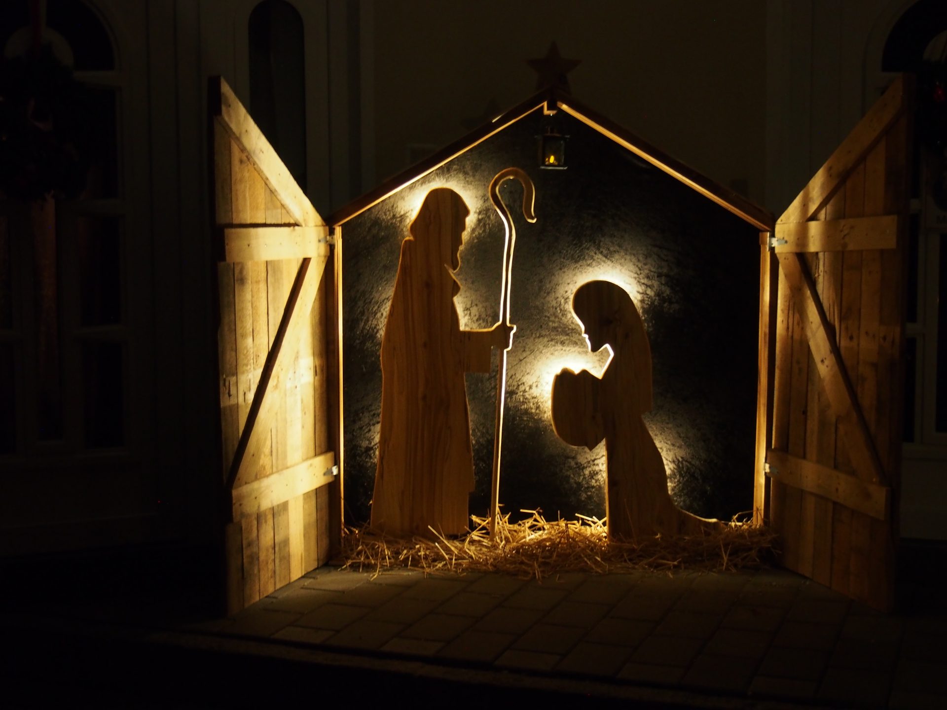 Die maserierte Holzgroßkrippe am Hauseingang – eine ungewöhnliche Weihnachtsszenerie