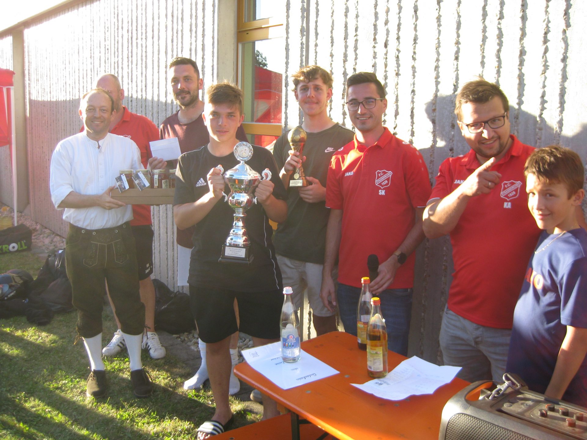 Fa. Aigner & Wurm gewann 2. Fußball-Dorfmeisterschaft