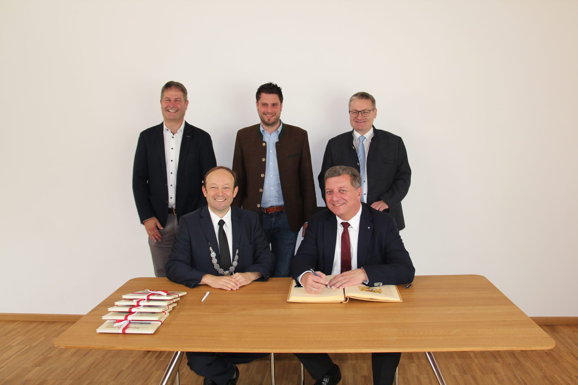 Minister trug sich ins „Goldene Buch“ ein