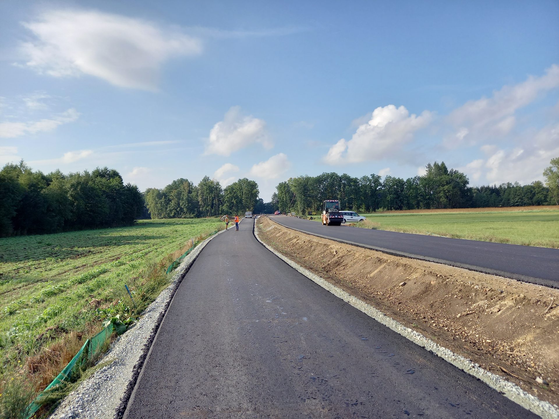 Kreisstraße SR 22 zwischen Schambach-Ainbrach verbreitert und Radweg-Anbindung fast fertig