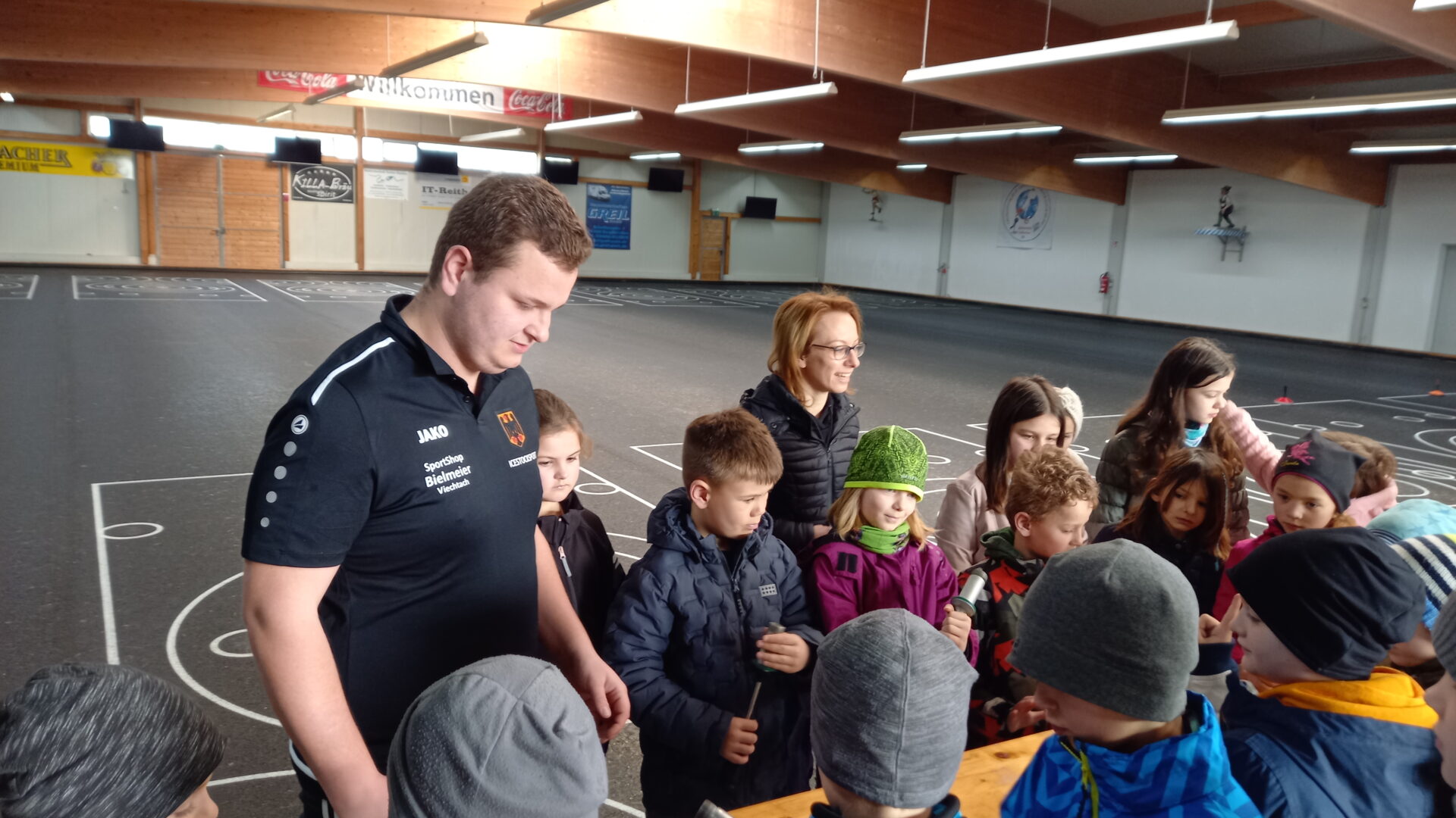 Grundschulkinder zum Traditionssport Eisstock informiert