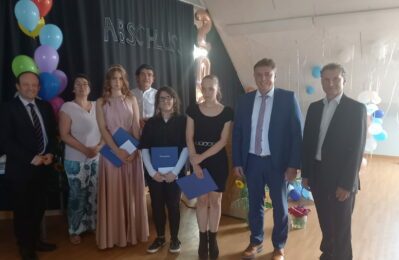 Gruppenfoto bei Zeugnisübergabe