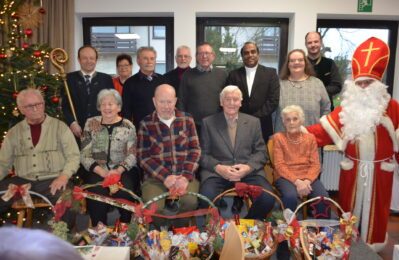 Gruppenfoto bei Übergabe der Geschenkkörbe