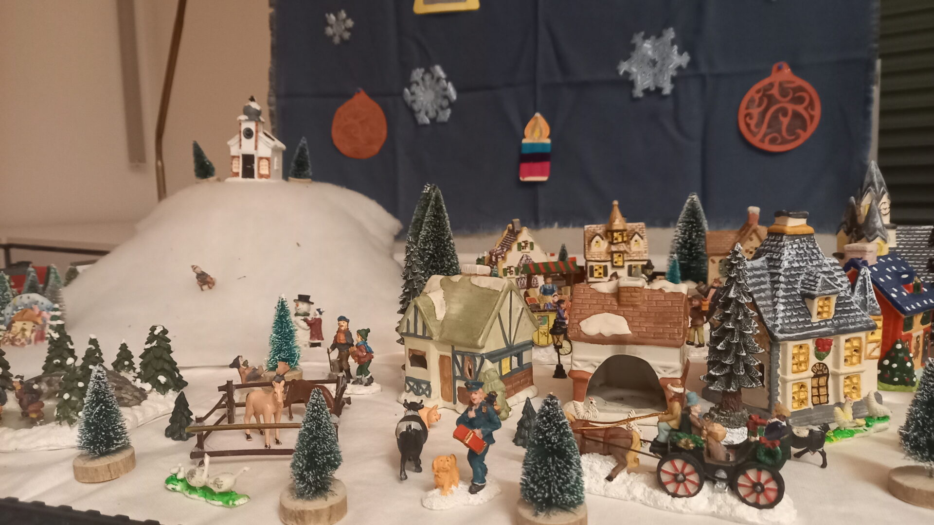Rathauskrippe beim Straßkirchner Adventsfenster