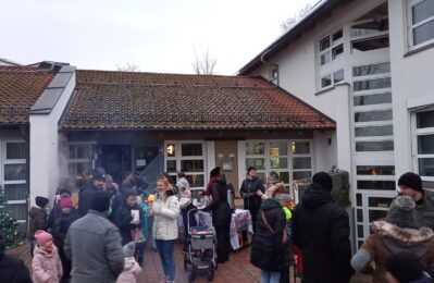 Menschen bei einer Weihnachtsfeier im Freien