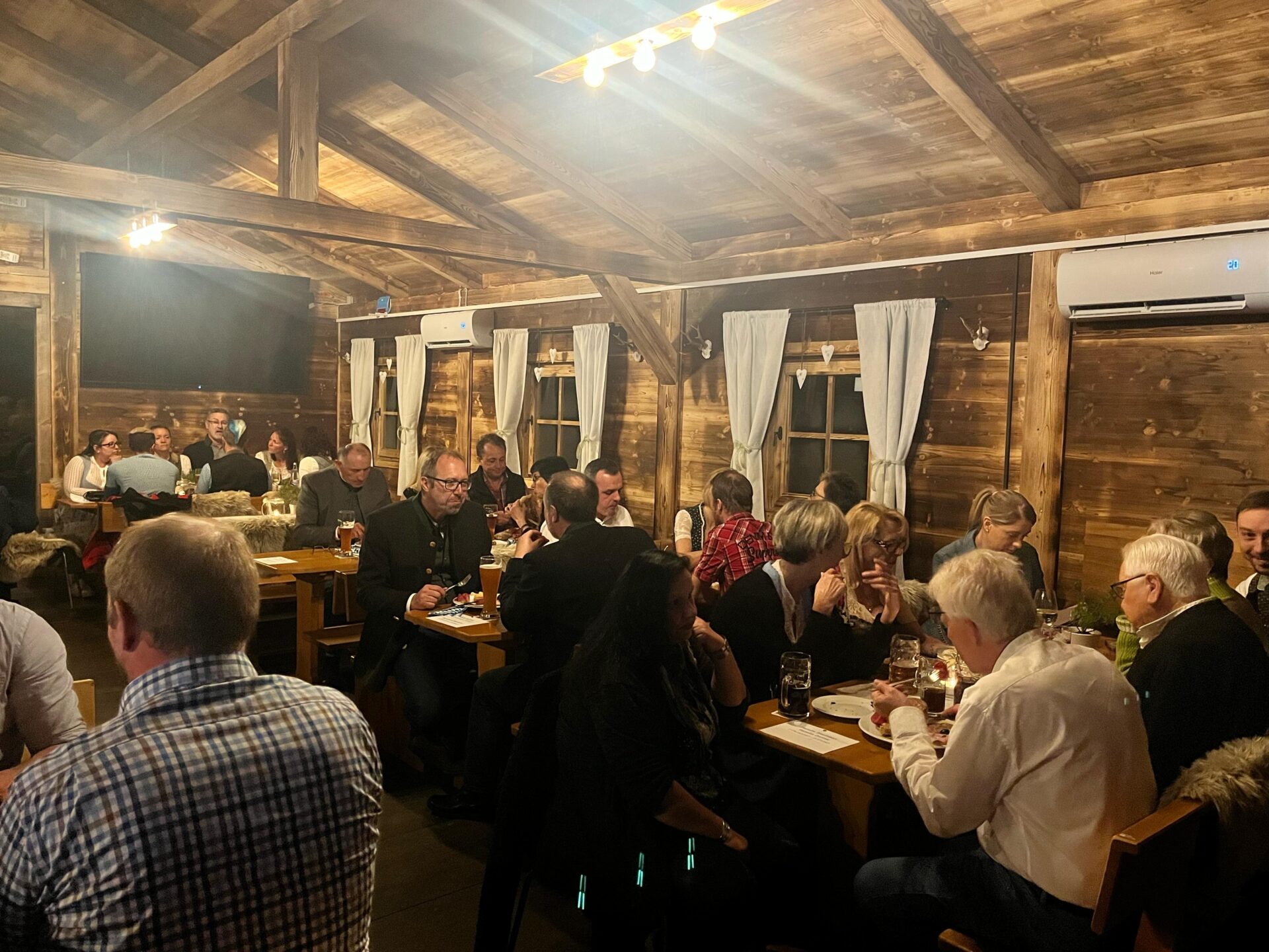 Starkbierfest des SSC Straßkirchen mit Corinna Zollner; Zünftige Musik und beste Laune