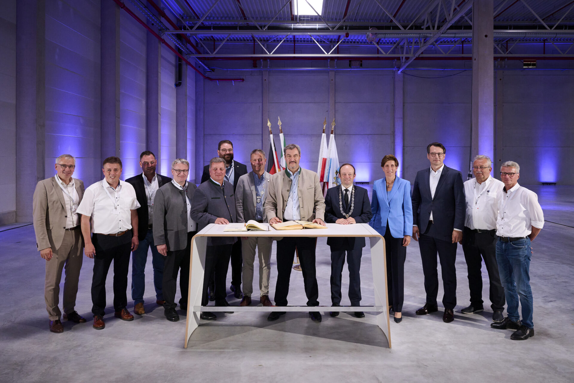 Feierlicher Eintrag ins Goldene Buch: Ministerpräsident Söder und Minister Bernreiter würdigen BMW Group Neubau  