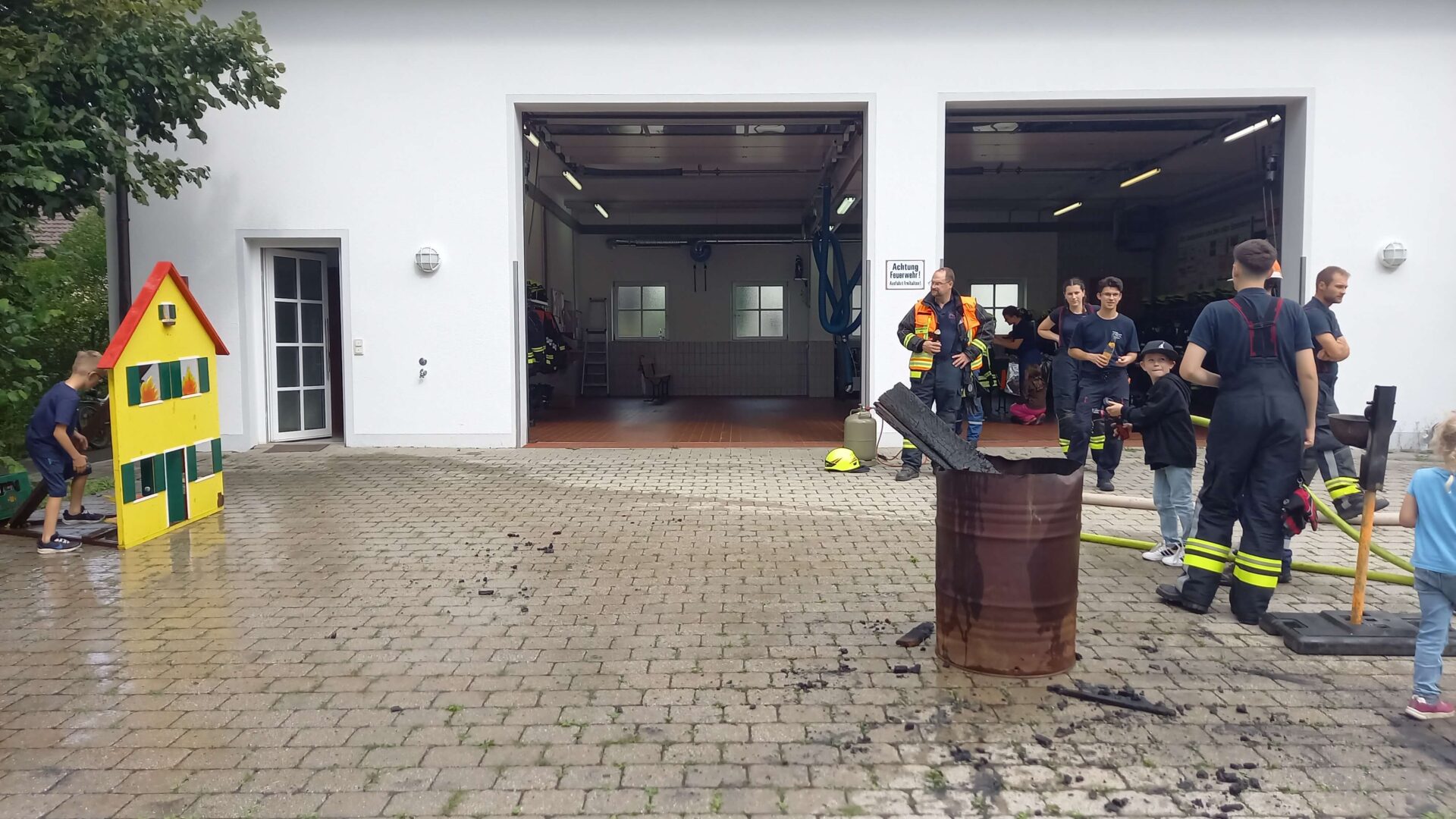 Jugendliche bei der Feuerwehrübung