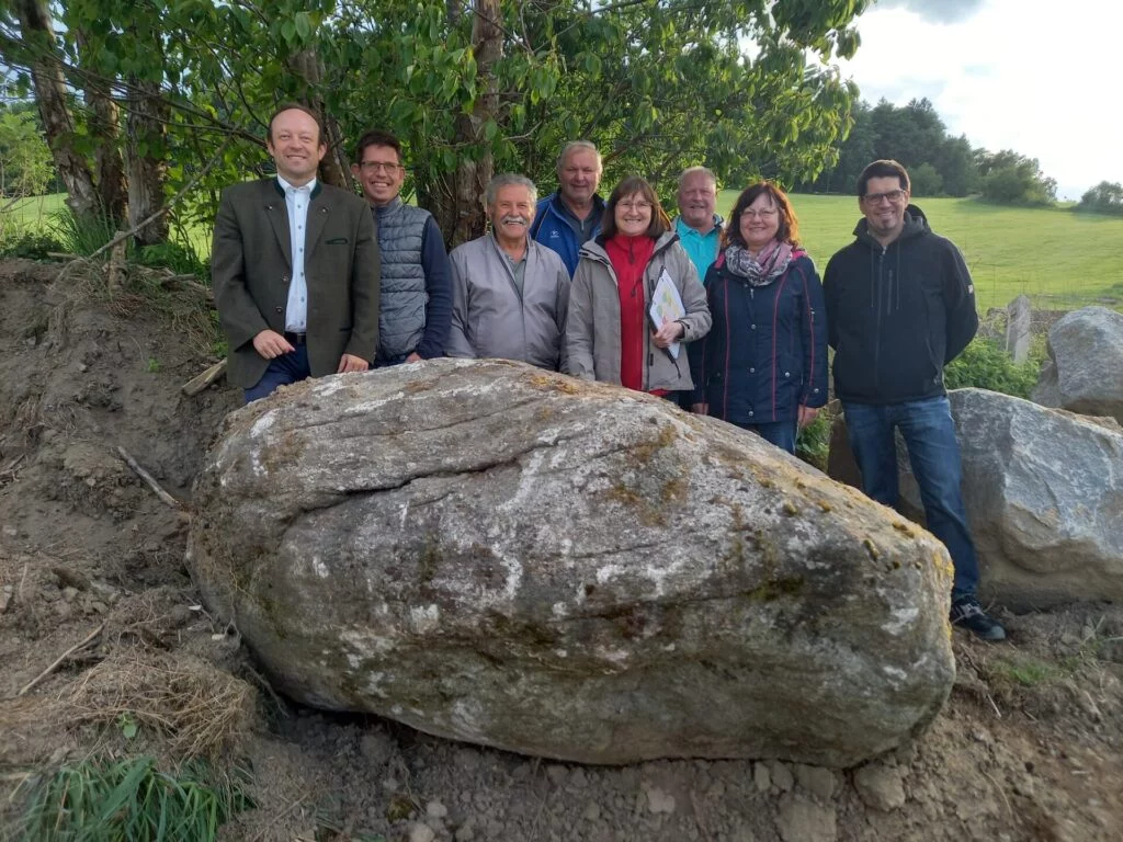 Gruppenfoto hinter einem großen Stein