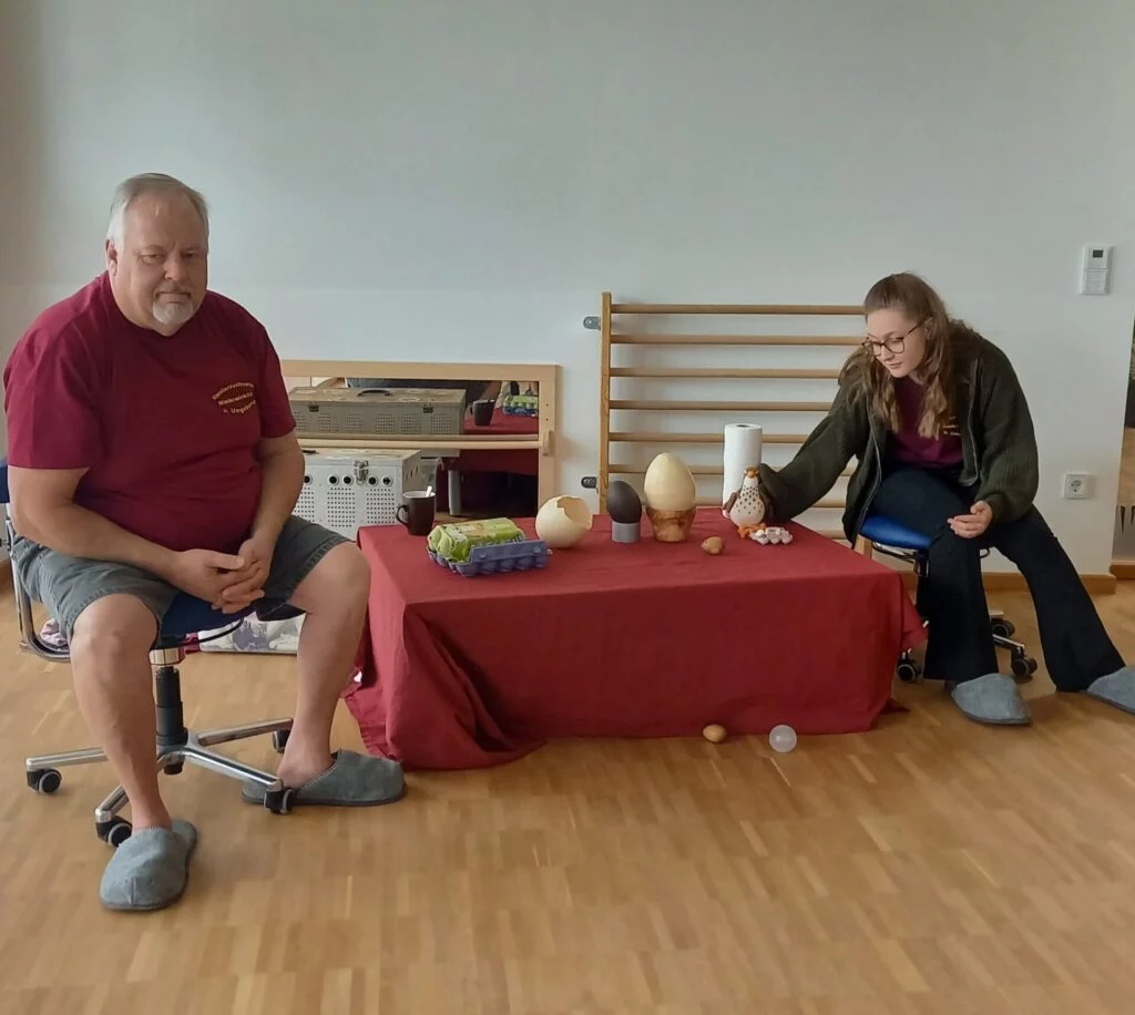 2 Personen stellen unterschiedliche Materialien vor