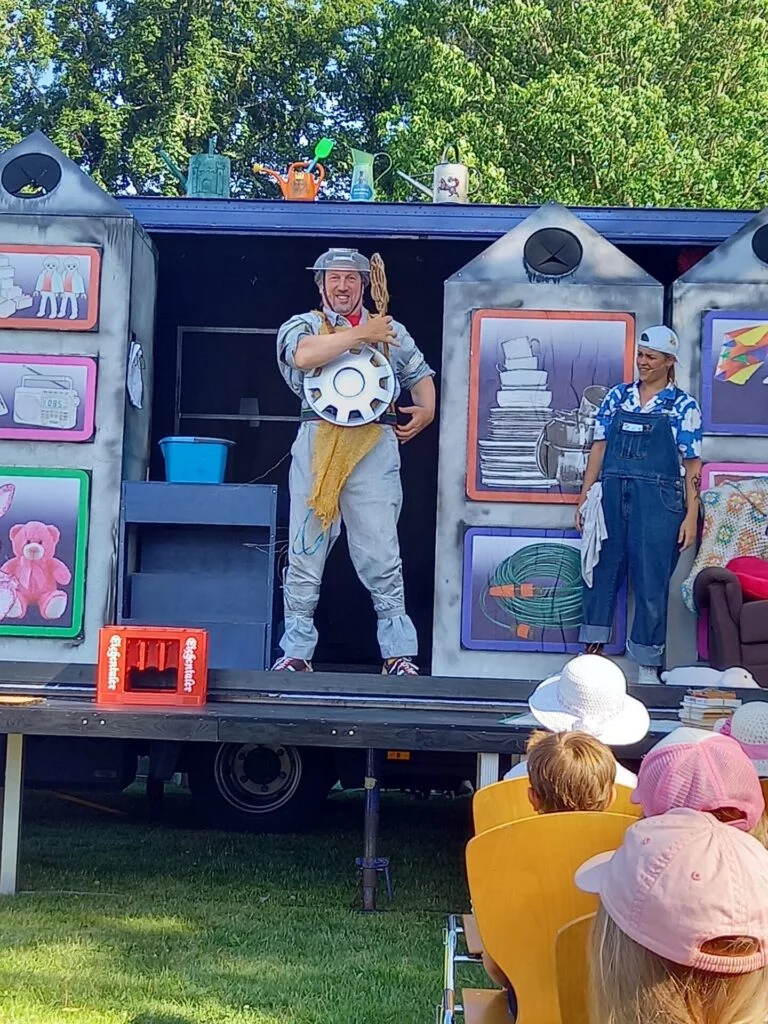 2 Personen auf der Bühne