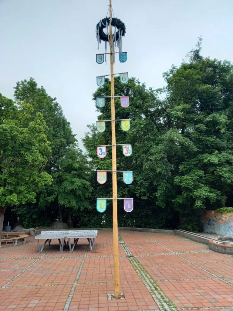 Maibaum der Grund- und Mittelschule