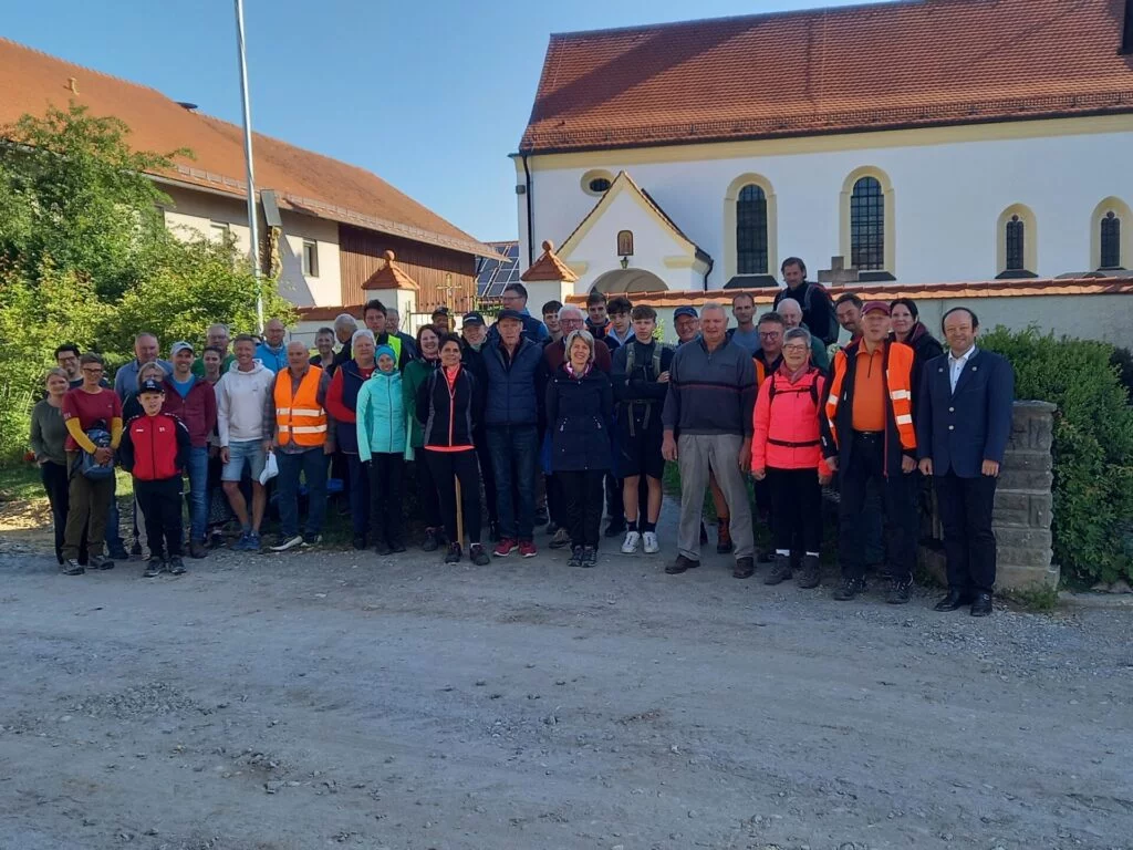 Gruppenbild vor Kirche