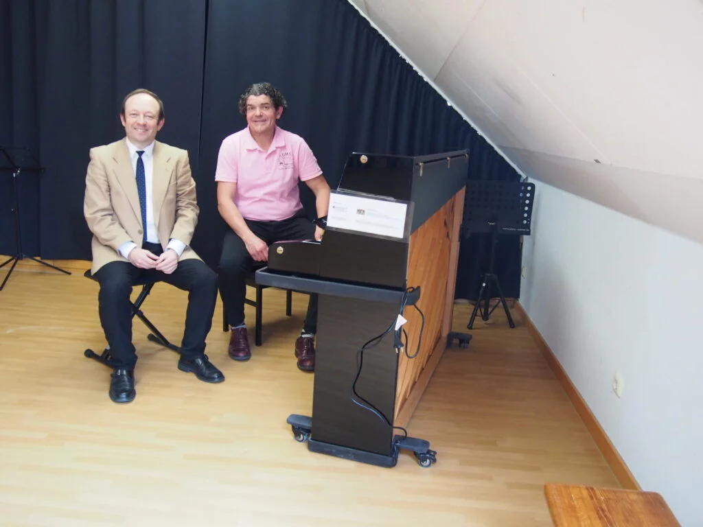 2 Personen hinter einem Klavier