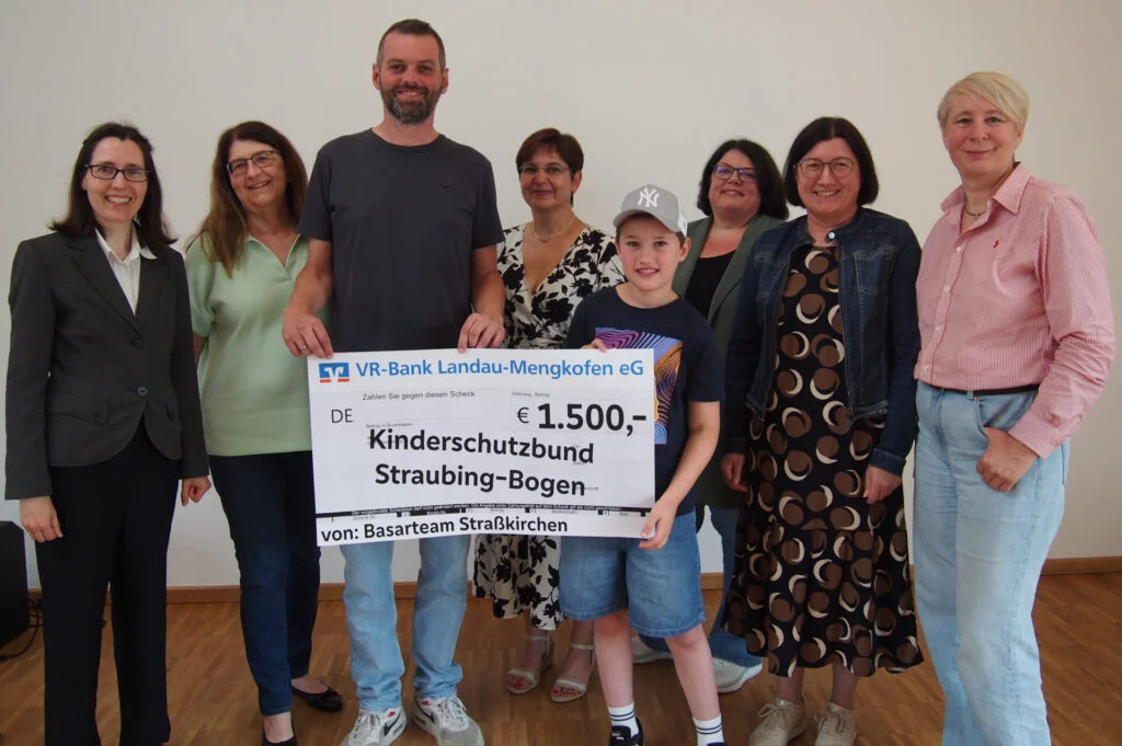 Gruppenfoto bei Scheckübergabe