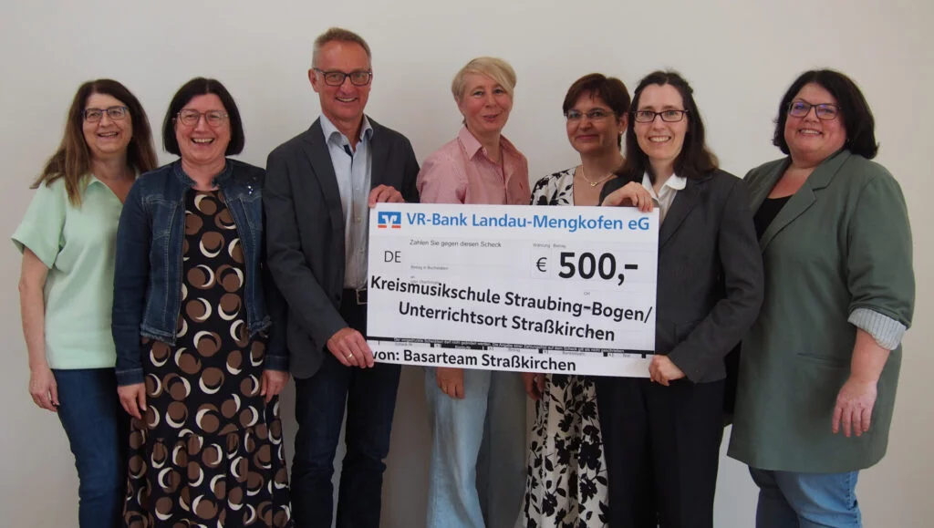 Gruppenfoto bei Scheckübergabe