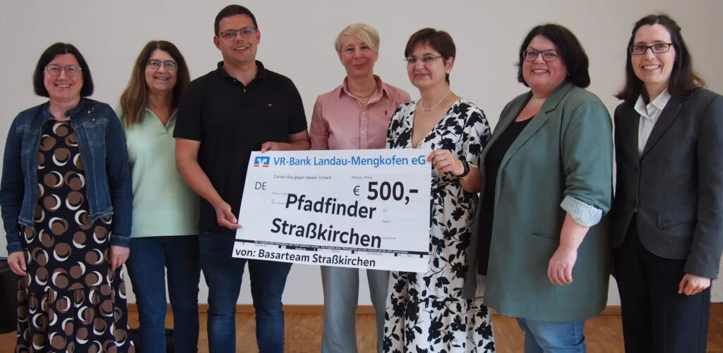 Gruppenfoto bei Scheckübergabe