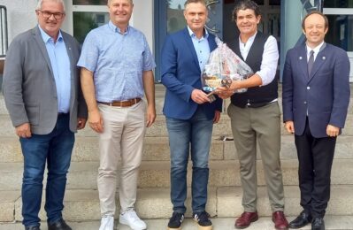 Gruppenfoto bei Schlüsselübergabe