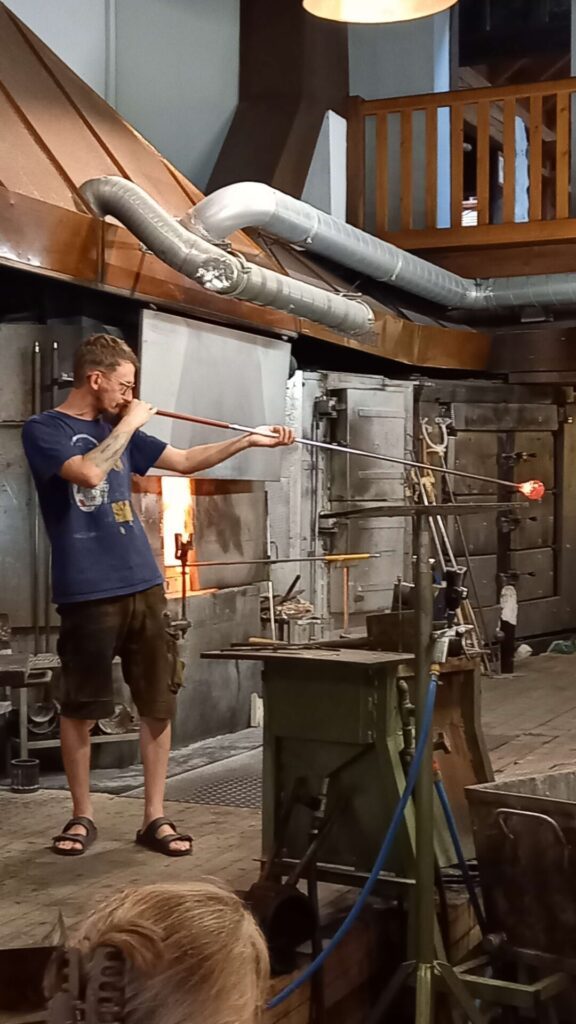 Ein Glasbläser bei der Arbeit
