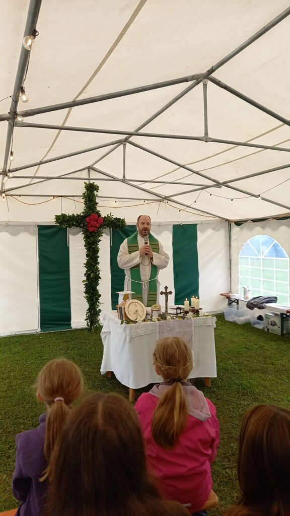 Pfarrer bei Zeltgottesdienst