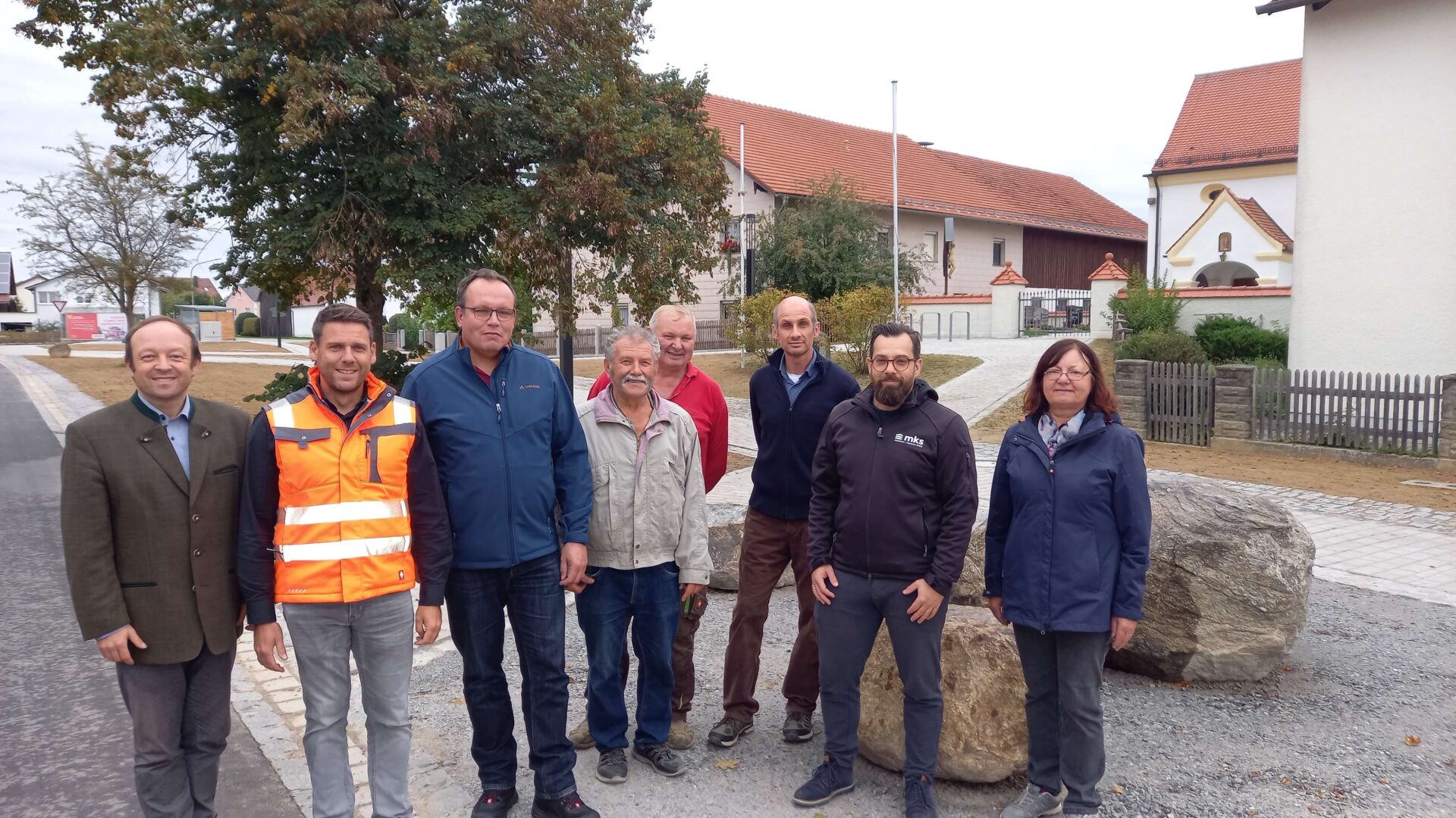 Quellstein des Dorfplatzes sprudelt – Dorferneuerung Paitzkofen baulich abgeschlossen