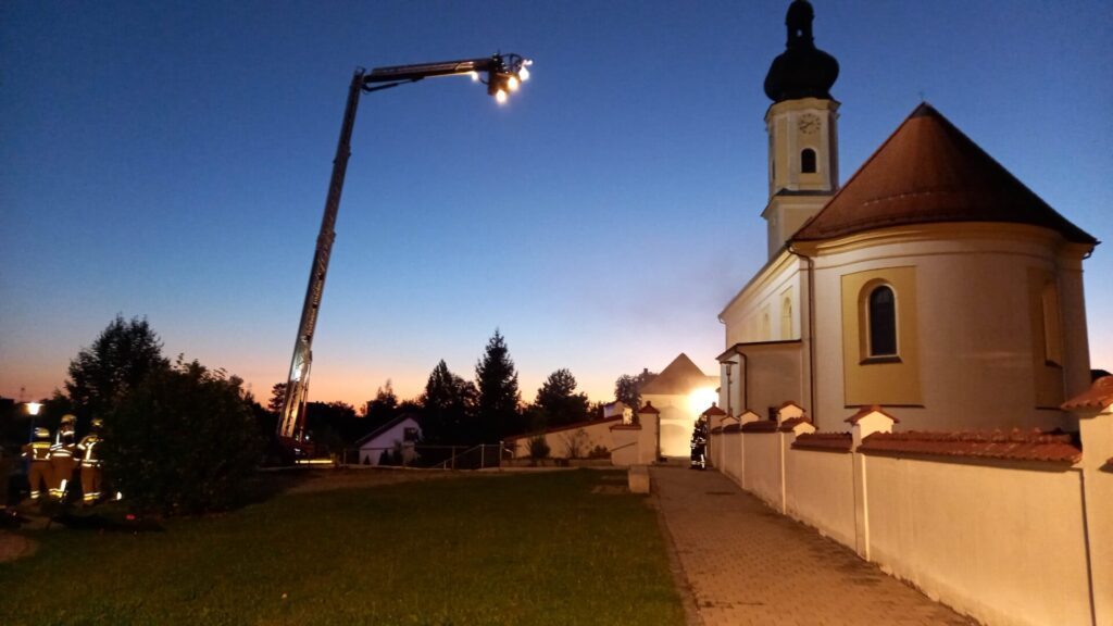 Übungsgeschehen bei der Pfarrkirche Irlbach