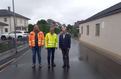 Gruppenfoto auf der neu sanierten Straße