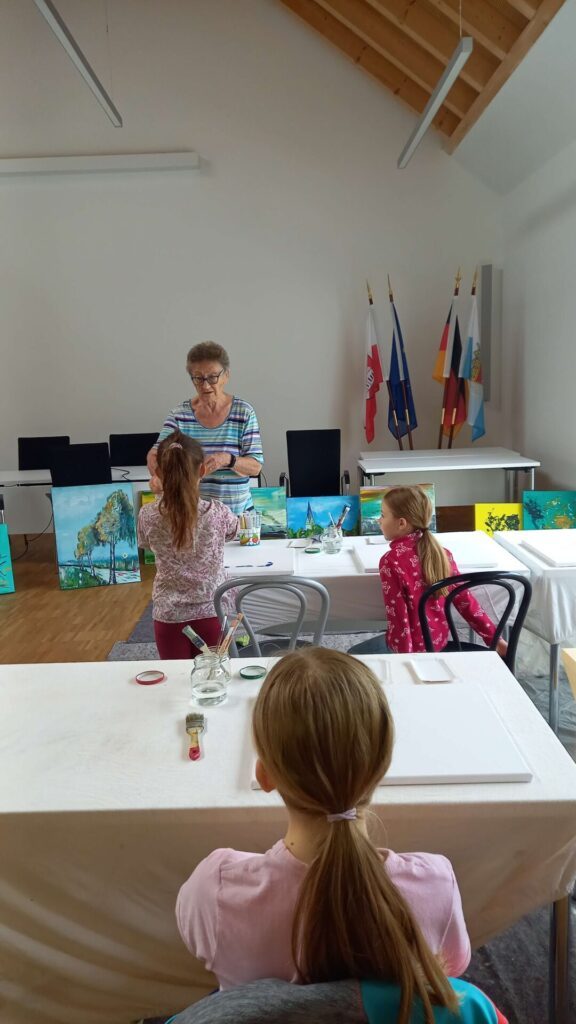 Künstlerin erklärt Kindern die Vorgehensweise