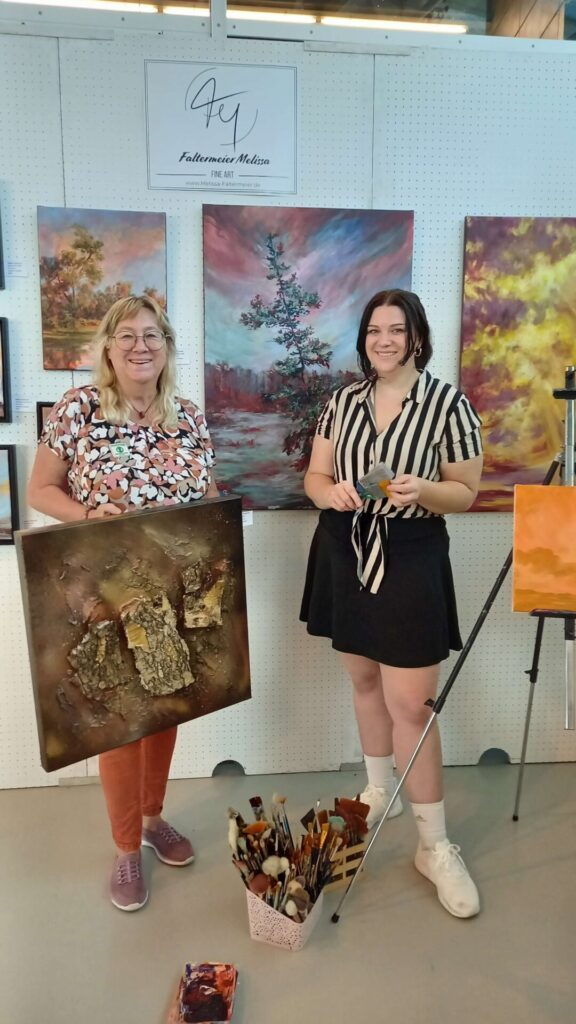 2 Künstlerinnen mit Gemälden