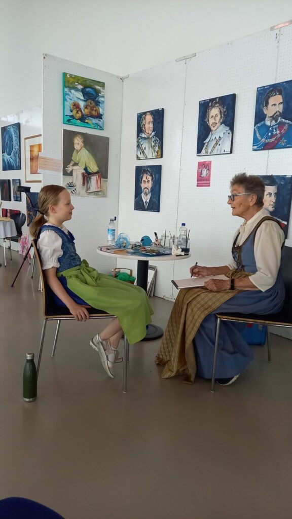 Künstlerin erstellt ein Portrait eines Mädchens