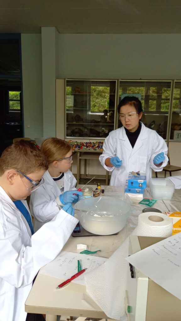 Betreuerin erklärt Kindern etwas