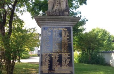 Das historische Straßkirchner Kriegerdenkmal aus dem Jahr 1906 zeigt einen königlich-bayerischen Fußsoldaten, der mit Fahne und Gewehr ausgestattet, mittlerweile am dritten Standort in der Gemeinde postiert ist. Gerade die markanten Gesichtszüge des Infantristen und die Größe des Denkmals beeindrucken noch nach fast 120 Jahren.