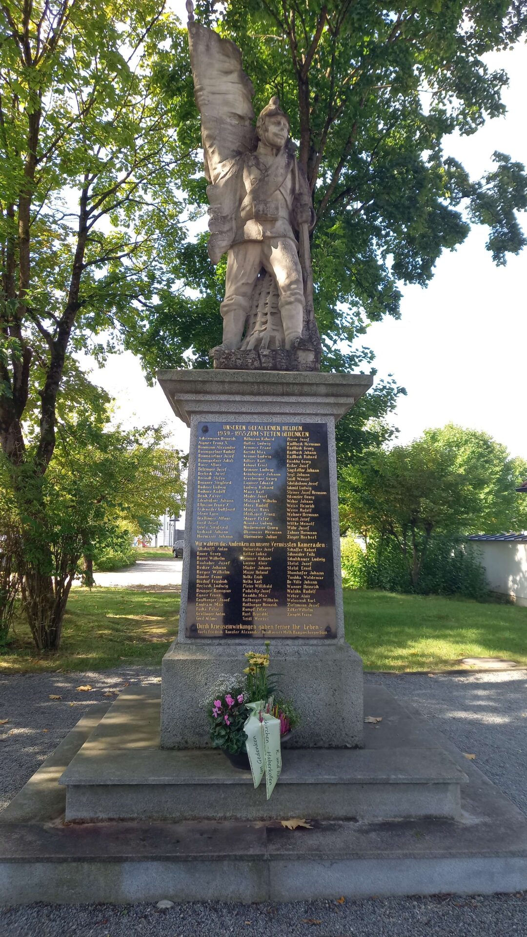 Das historische Straßkirchner Kriegerdenkmal aus dem Jahr 1906 zeigt einen königlich-bayerischen Fußsoldaten, der mit Fahne und Gewehr ausgestattet, mittlerweile am dritten Standort in der Gemeinde postiert ist. Gerade die markanten Gesichtszüge des Infantristen und die Größe des Denkmals beeindrucken noch nach fast 120 Jahren.